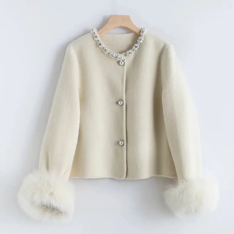 Casaco Clássico: Gola Bordada com Pedrarias e Detalhes na Manga