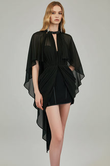 Vestido Curto com Capa Fluida Cintura Marcada