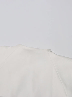 Vestido Longo Bicolor com Decote Reto – Cintura Alta e Saia Plissada em Silhueta Escultural
