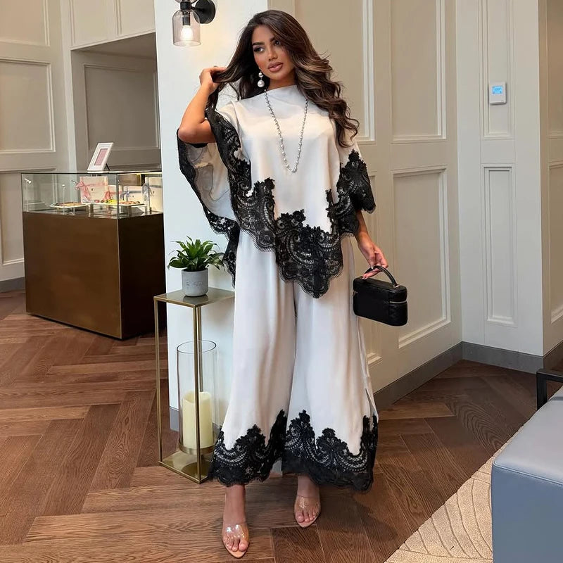 Conjunto Cetim com Aplicação de Renda, Blusa Capa e Calça Wide Leg
