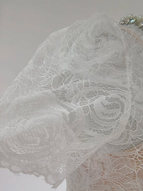 Vestido Longo – Luxo, Bordado em Renda, Detalhes com Diamantes e Cristais, Manga Curta Transparente, Modelo Midi