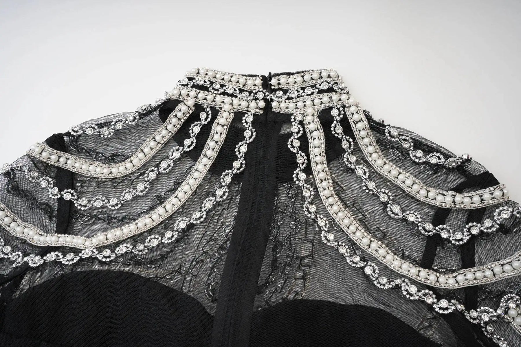 Vestido Longo - Luxo, com Bordado Feito à Mão e Saia em Camadas de Tule