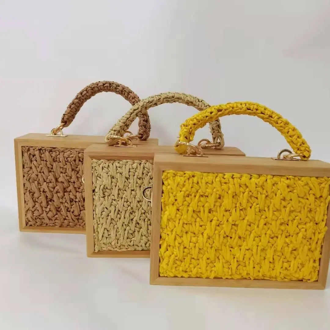 Bolsa Baú de Palha Estruturada com Alça de Corrente