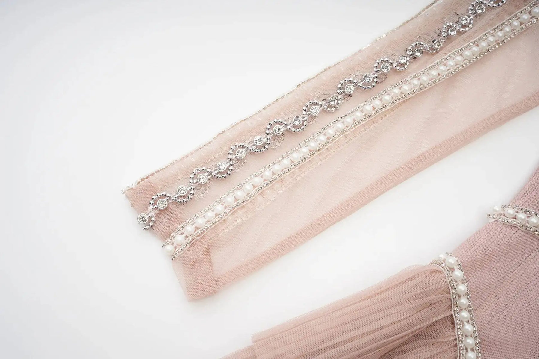 Vestido Longo - Luxo, com Bordado Feito à Mão e Saia em Camadas de Tule