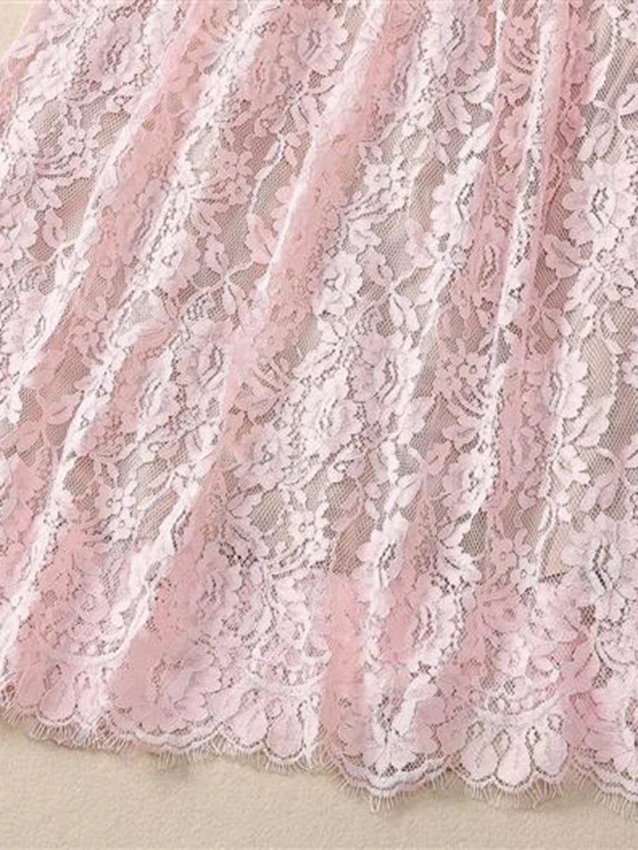 Vestido com Bordado Delicado – Decote Redondo, Manga Curta, Cintura Alta, Detalhes Vazados e Aplicações de Strass