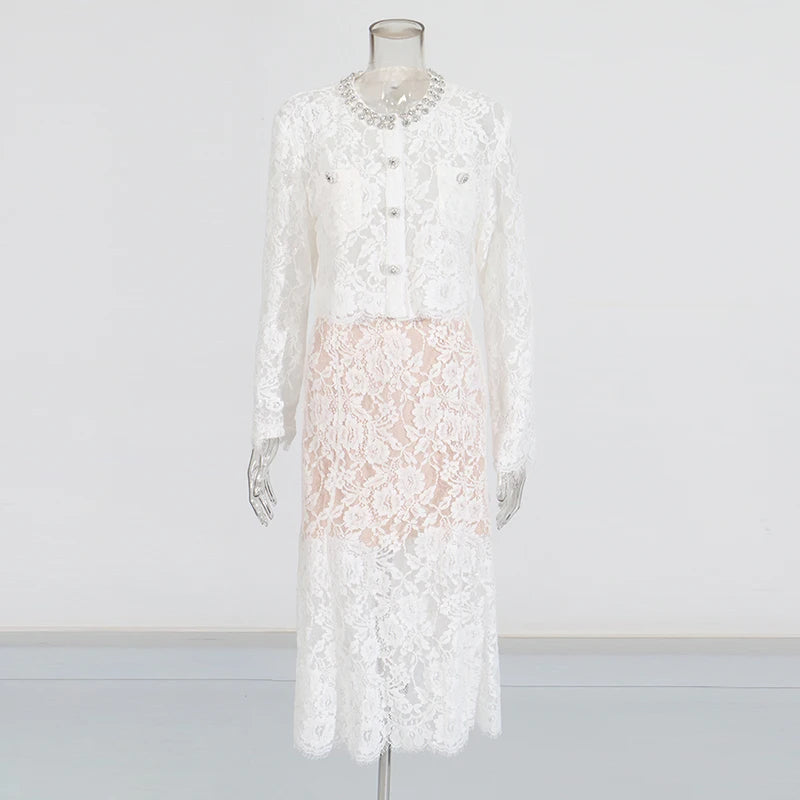 Conjunto Renda com Design Elegante – Blusa Bordada à Mão e Saia em Linha A