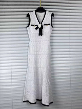 Vestido Mídi Decote V, Botões e Detalhe de Laço