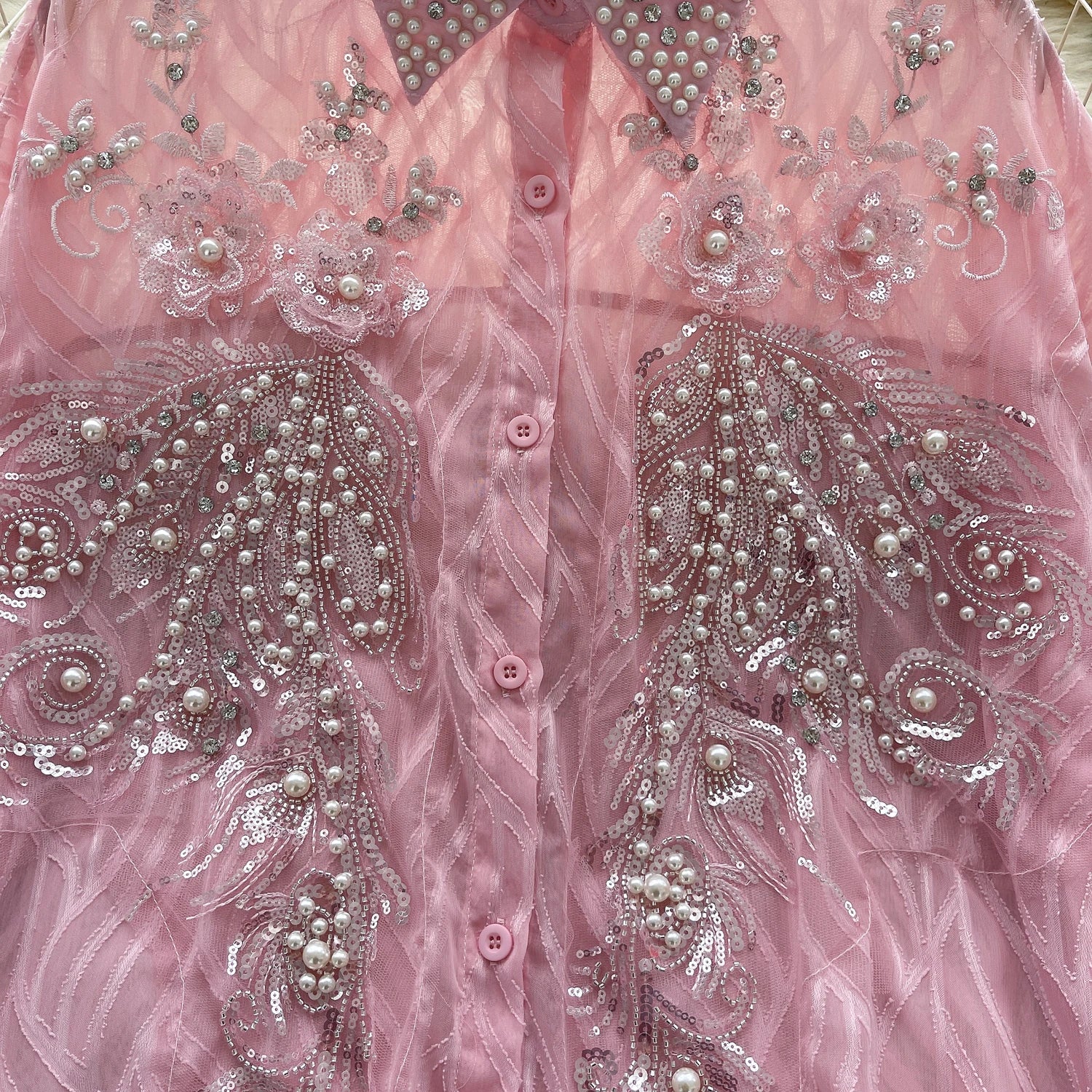 Camisa com Gola Alta, Bordados e Paetês – Elegância com Toque Brilhante