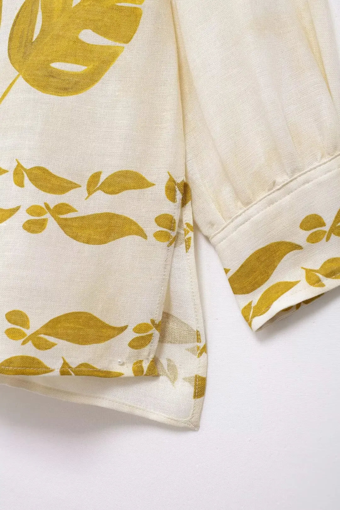 Conjunto Casual 2 Peças: Blusa Bege de Manga Longa com Gola Lapela + Shorts com Cintura Elástica e Faixa