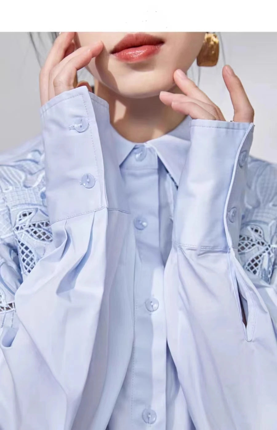 Camisa de Algodão Bordada com Flores e Recorte