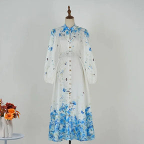Vestido Azul Floral com Gola Alta e Cintura Império – Elegância Atemporal