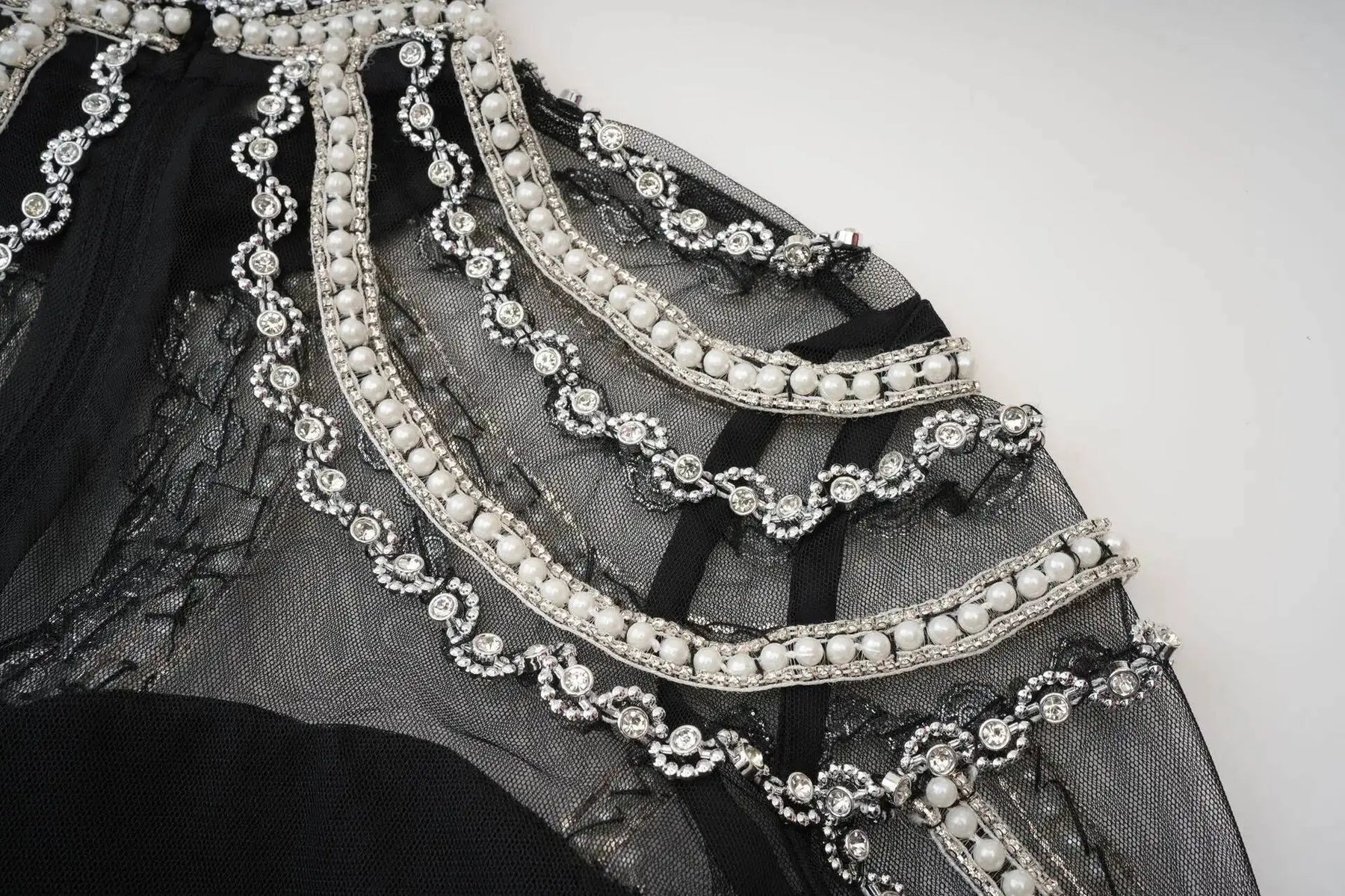 Vestido Longo - Luxo, com Bordado Feito à Mão e Saia em Camadas de Tule