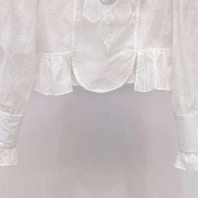 Camisa Branca com Gola Alta e Aplicações de Pérolas – Sofisticação e Charme