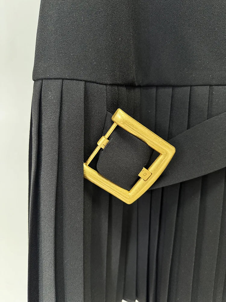 Vestido Míni Plissado com Gola Alta Estruturada e Ombros Descobertos