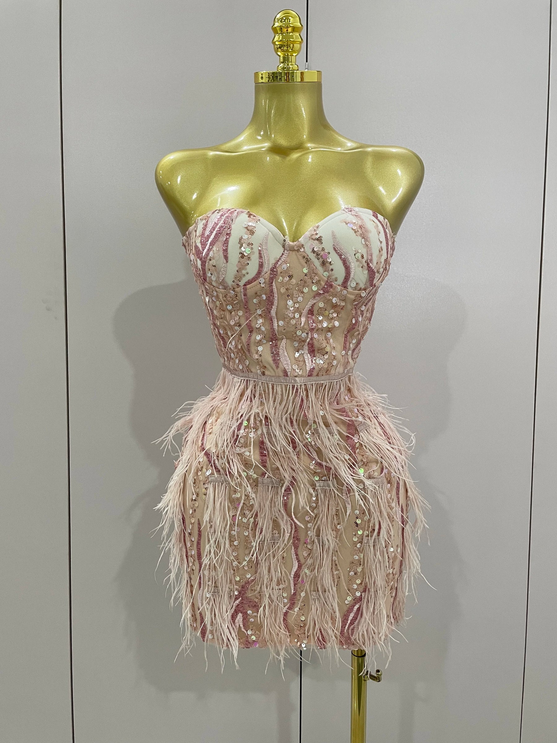 Vestido Mini Tom Rosé com Bordado à Mão, Plumas e Estrutura Tomara que Caia