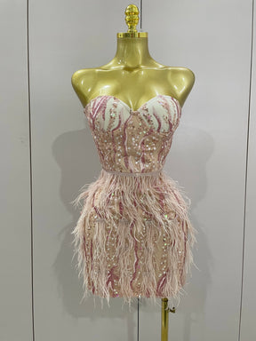 Vestido Mini Tom Rosé com Bordado à Mão, Plumas e Estrutura Tomara que Caia