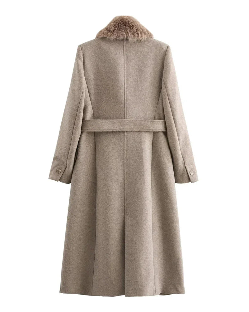 Sobretudo Feminino com Cinto e Gola de Pelo – Outono/Inverno