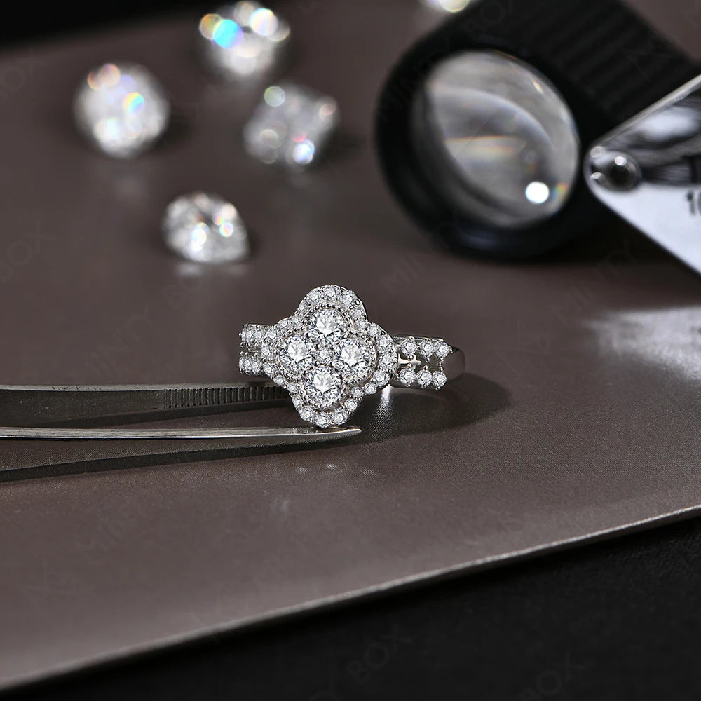 Anel Luxuoso com Moissanita –  Design Trevo de Quatro Folhas