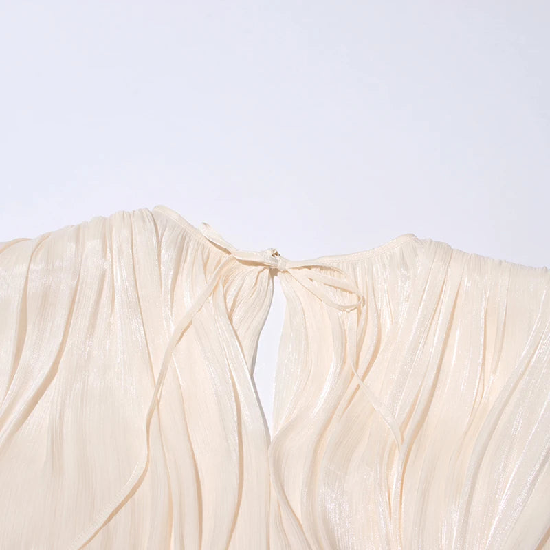 Vestido Mini com Babados, Mangas Longas e Silhueta Fluida