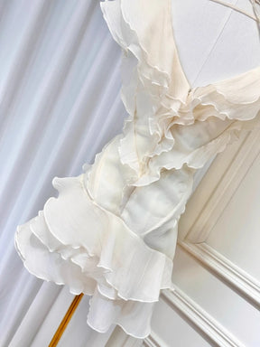Vestido Curto com Babados – Ombro a Ombro e Modelagem Slim