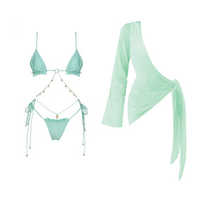Conjunto de Três Peças com Detalhes Metálicos e Saída Longa Fluida