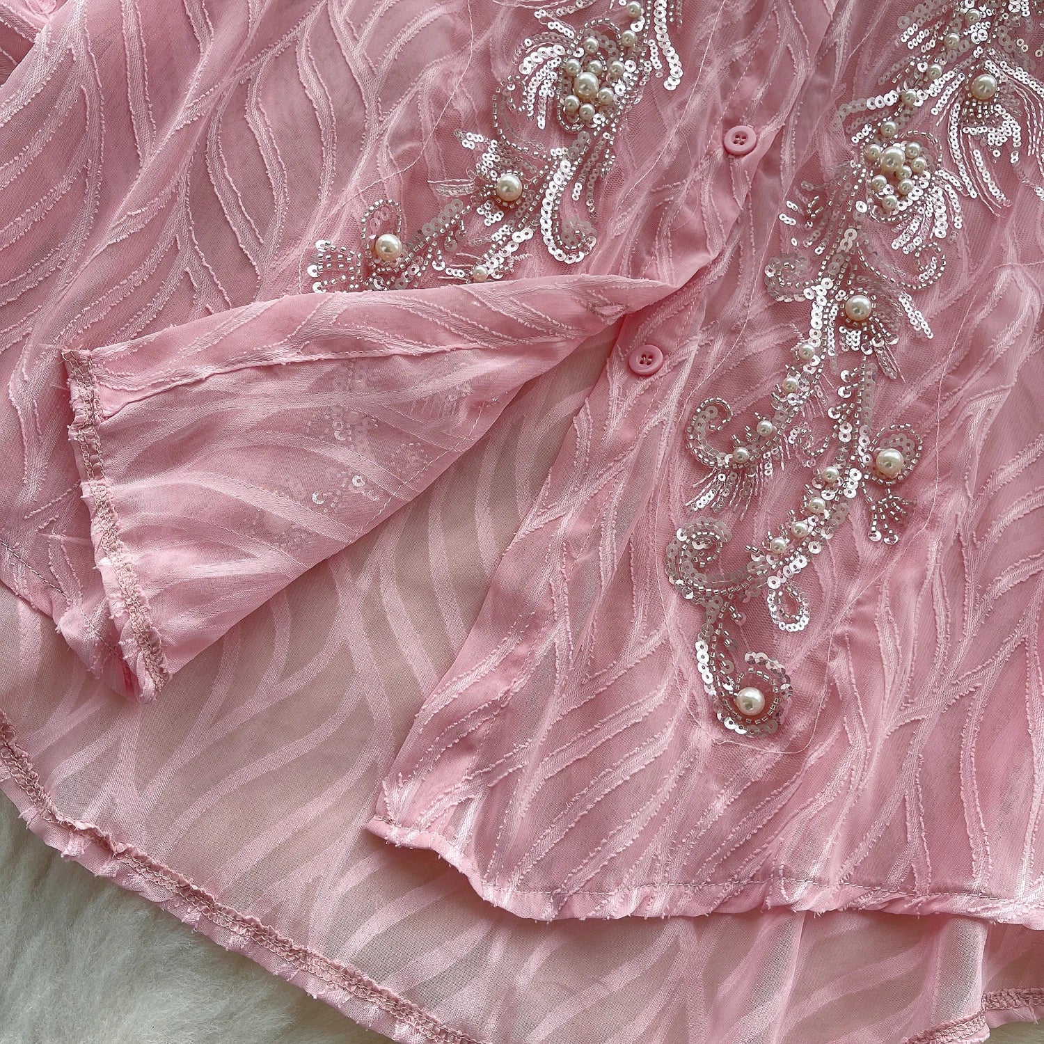 Camisa com Gola Alta, Bordados e Paetês – Elegância com Toque Brilhante