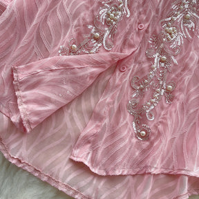 Camisa com Gola Alta, Bordados e Paetês – Elegância com Toque Brilhante