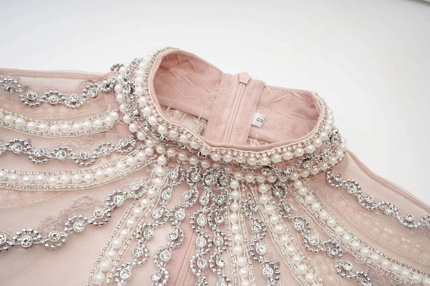 Vestido Longo - Luxo, com Bordado Feito à Mão e Saia em Camadas de Tule