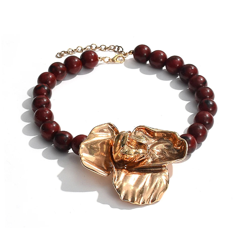 Colar Choker – Flor Grande, Contas de Resina Douradas,