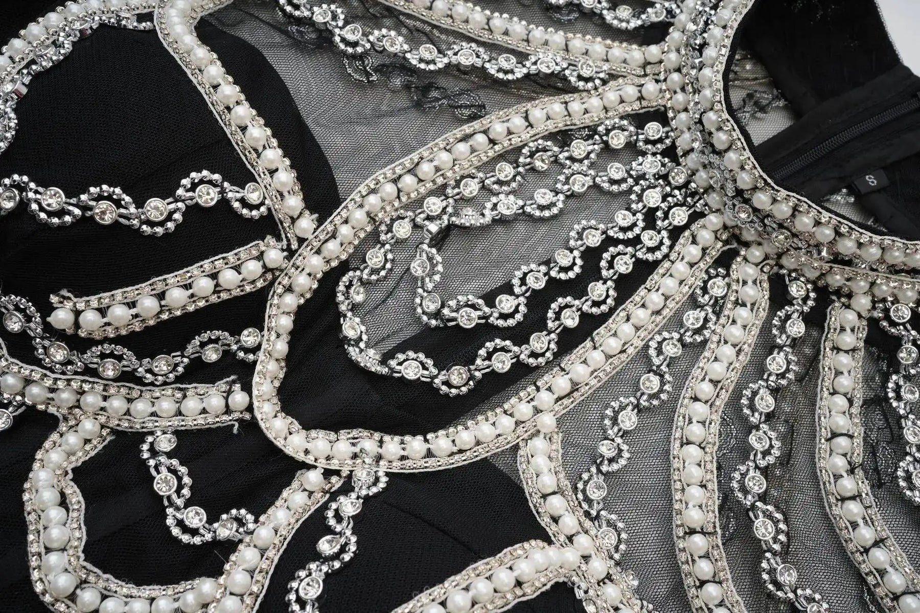 Vestido Longo - Luxo, com Bordado Feito à Mão e Saia em Camadas de Tule