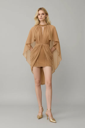 Vestido Curto com Capa Fluida Cintura Marcada