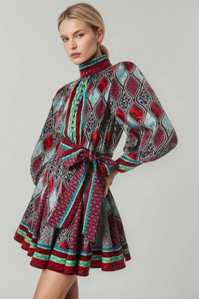 Vestido Casual com Estampa Colorida - Gola Alta e Manga Comprida