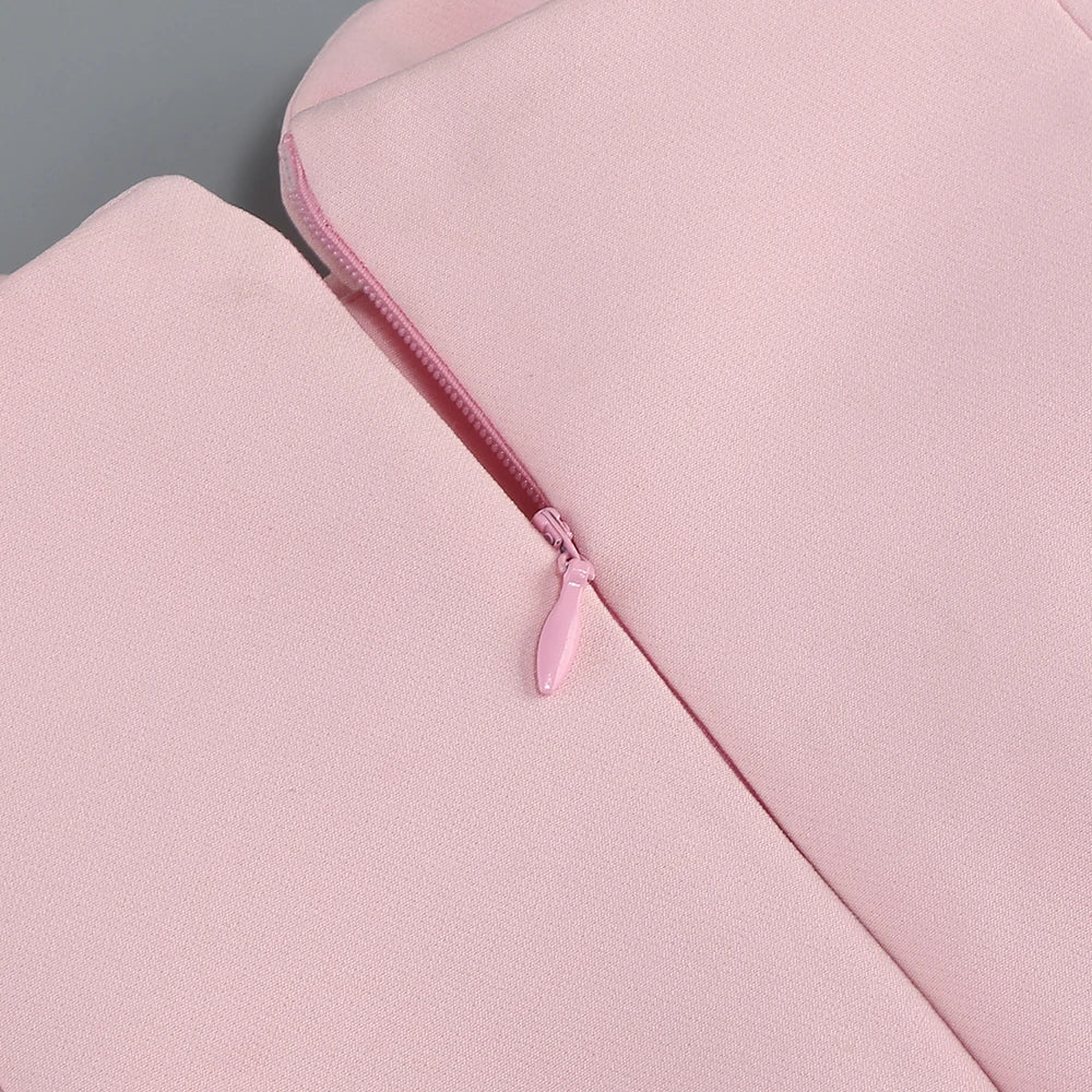 Conjunto Curto Rosa com Gola Halter, Costas Abertas e Aplicações Florais Bordadas à Mão