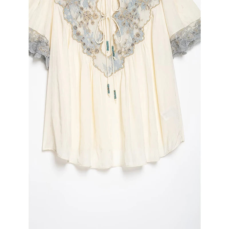 Blusa Fluida com Detalhes em Renda Floral e Decote em V