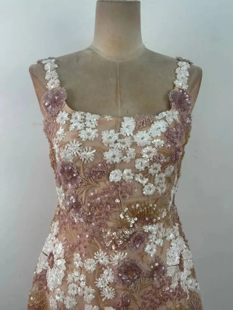 Vestido Midi em Tule Neutro com Brilho de Paetês e Detalhe Floral