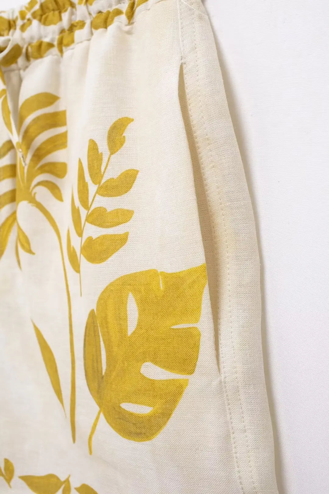 Conjunto Casual 2 Peças: Blusa Bege de Manga Longa com Gola Lapela + Shorts com Cintura Elástica e Faixa