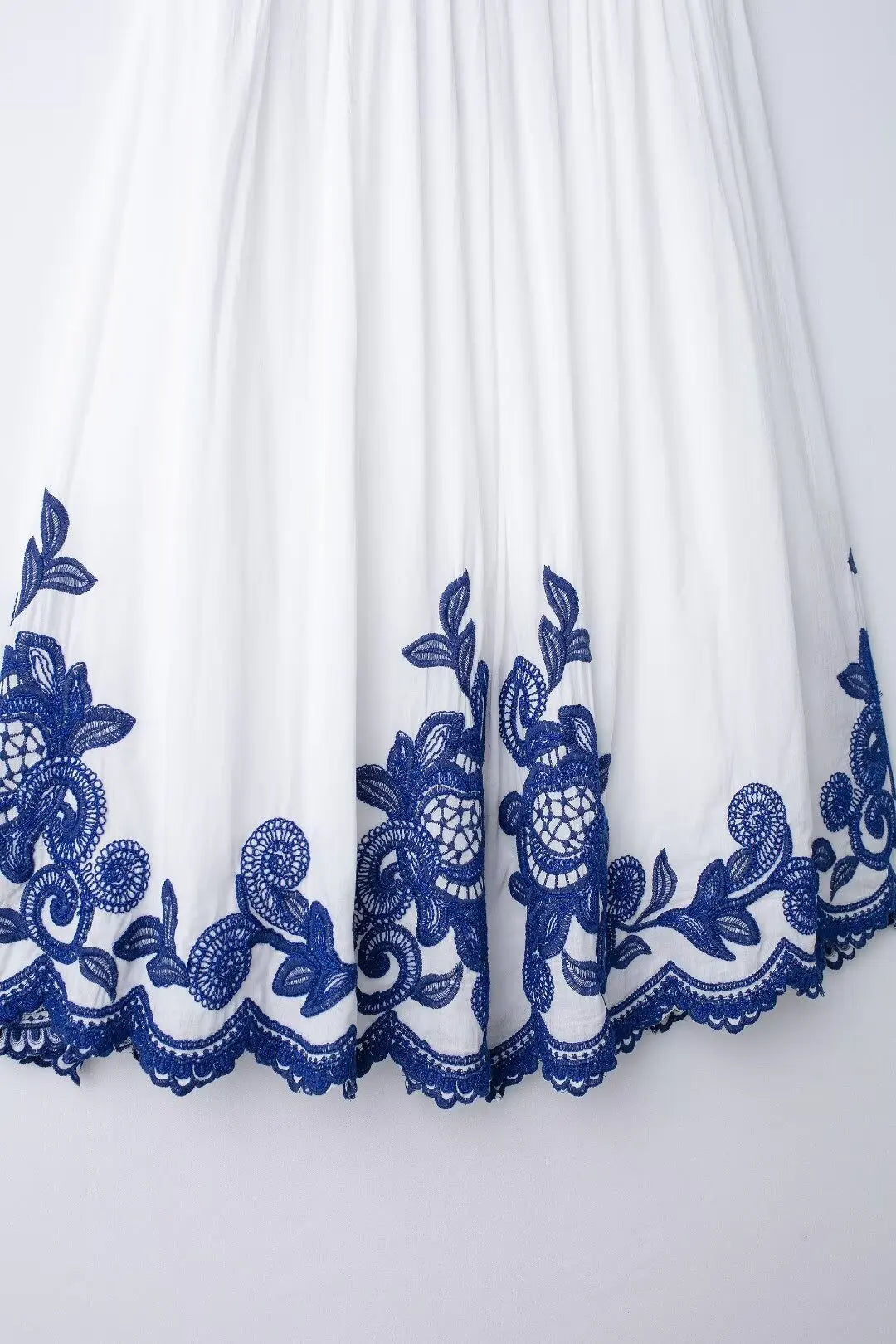 Conjunto Elegante – Camisa Bordada E Saia Plissada