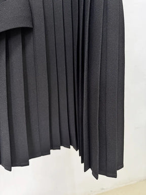 Vestido Míni Plissado com Gola Alta Estruturada e Ombros Descobertos