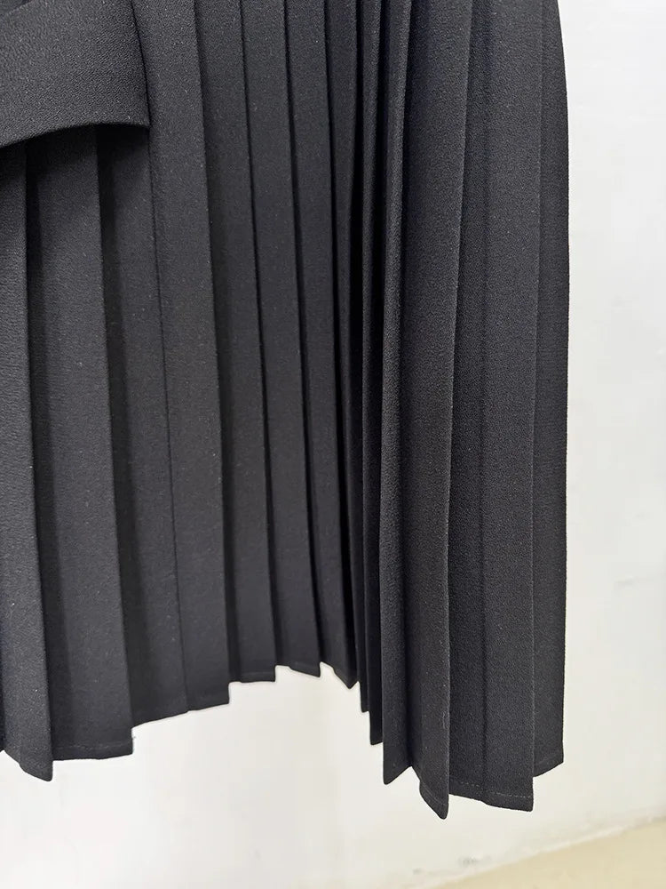 Vestido Míni Plissado com Gola Alta Estruturada e Ombros Descobertos