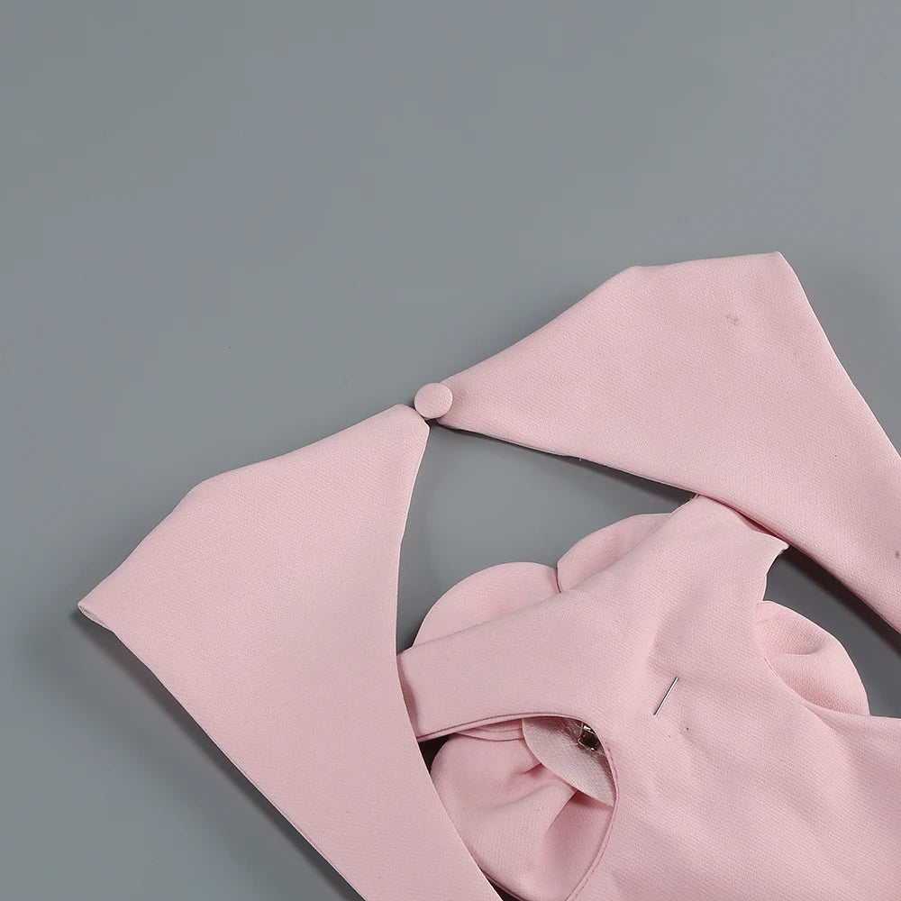 Conjunto Curto Rosa com Gola Halter, Costas Abertas e Aplicações Florais Bordadas à Mão