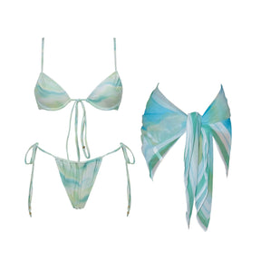 Conjunto de Três Peças com Detalhes Metálicos e Saída Longa Fluida