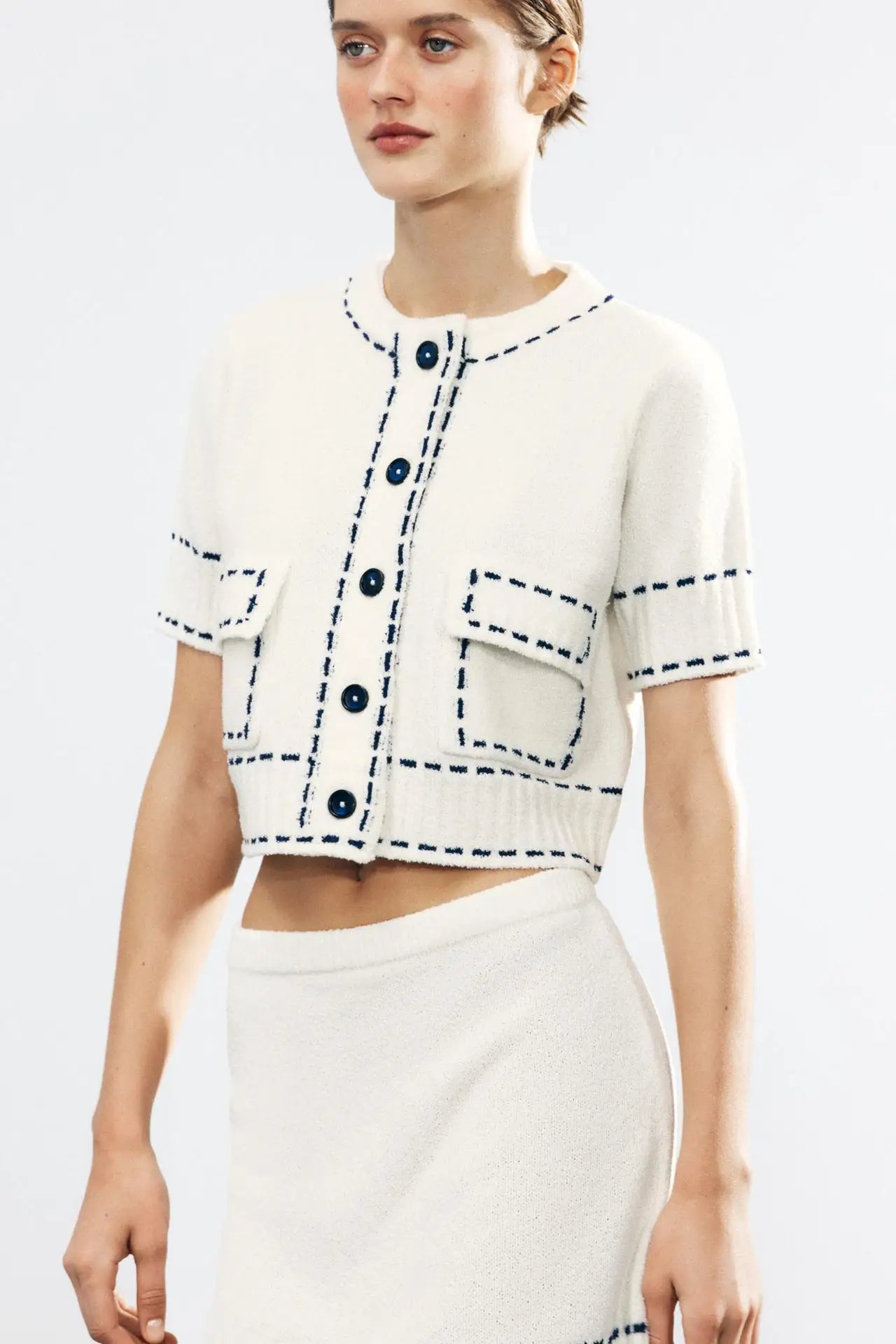 Camisa Feminina Tricotada com Recortes em Cores – Modelo Criativo de Verão