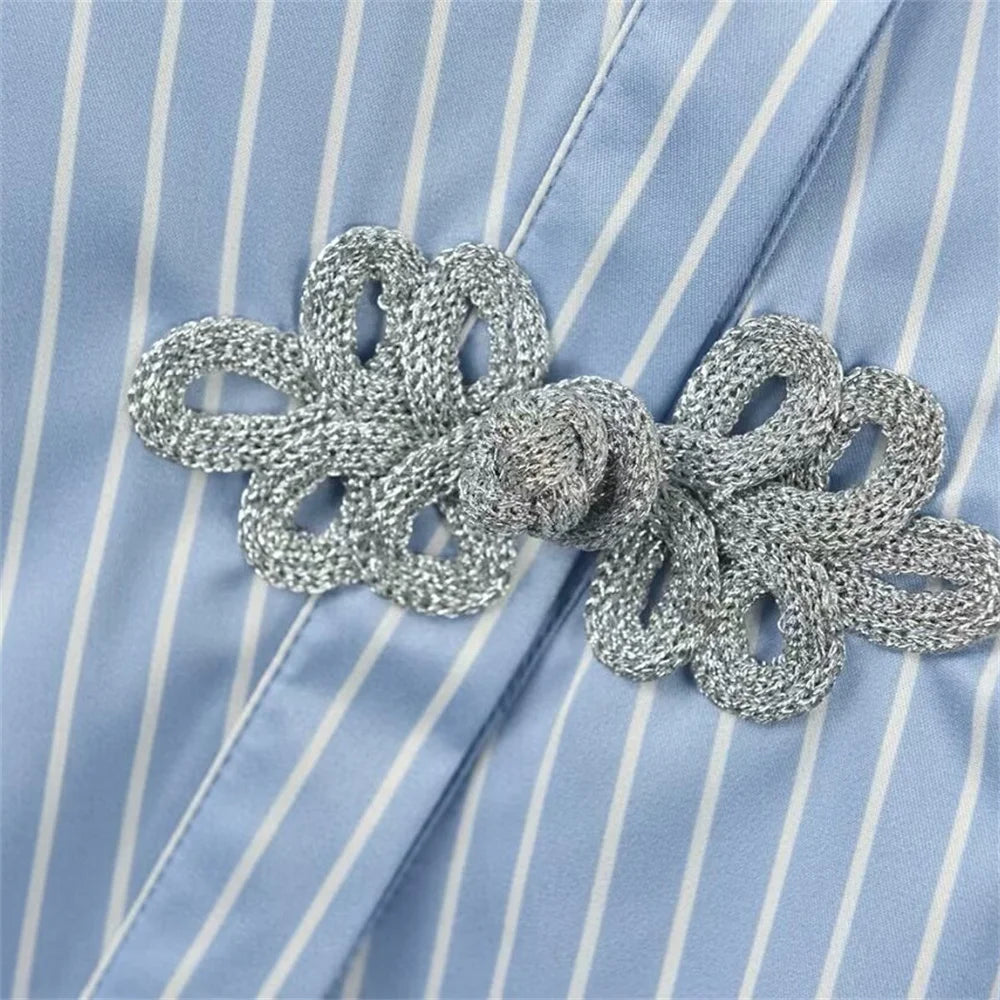 Camisa Listrada  Detalhe Bordado – Design Retrô e Elegância Atemporal