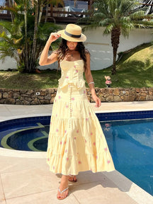Conjunto de Corset Floral e Saia Longa em Camadas de Caimento Fluido