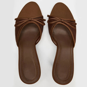 Sandália Mule em Marrom com Laço Escultural e Design Vazado