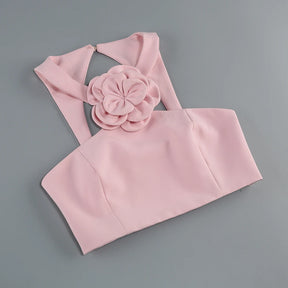 Conjunto Curto Rosa com Gola Halter, Costas Abertas e Aplicações Florais Bordadas à Mão