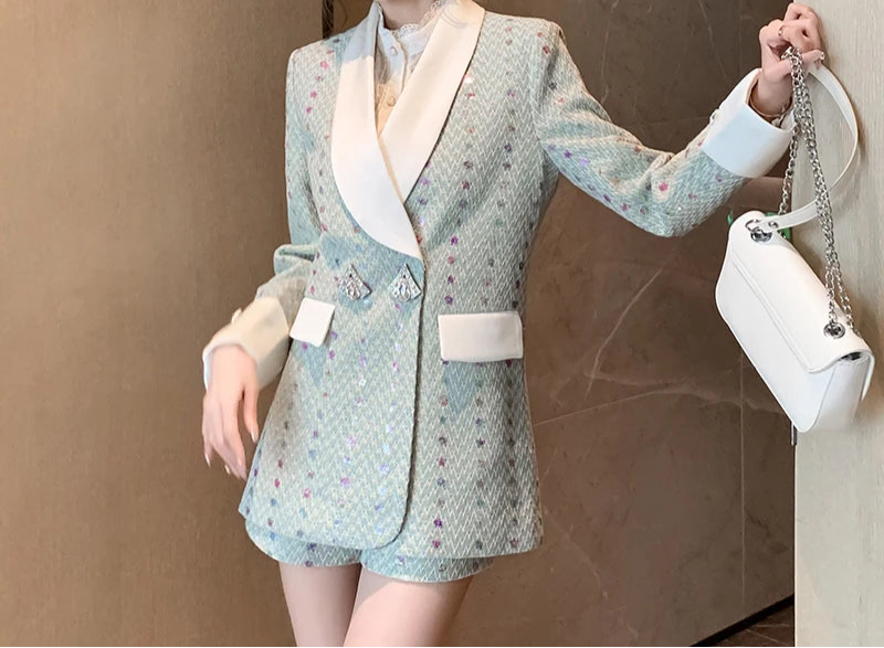 Conjunto Blazer com Paetês e Shorts – Design Color Block com Botões de Strass
