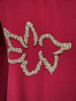 Vestido Longo de Luxo com Capa e Detalhes Reluzentes