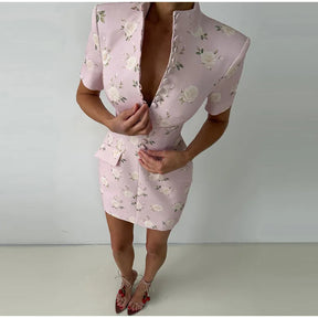 Vestido Curto Floral com Gola Alta, Acabamento Ondulado e Modelagem Ajustada