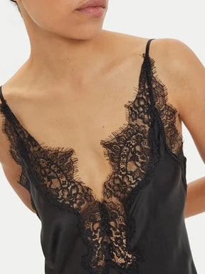 Vestido com Recortes Esculpidos em Renda e Elegância Patchwork